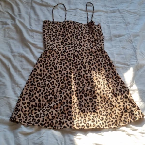 Leopard klänning - Mjul o skön klänning. Använd kanske 2 ggr. Strl 40 men passar S/M oxå.