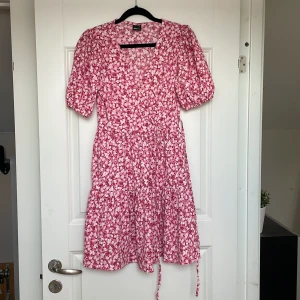 Blommig klänning  - Klänning från Gina. Använd en gång.
