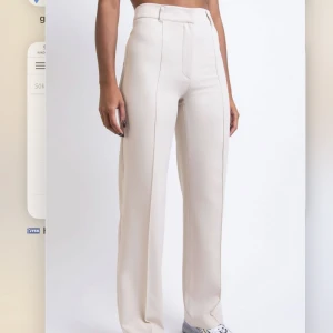 Madlady kostymbyxor  - Högmidjade oanvända kostymbyxor från madlady, storlek 32 L32 🫶🏻 nypris 649kr