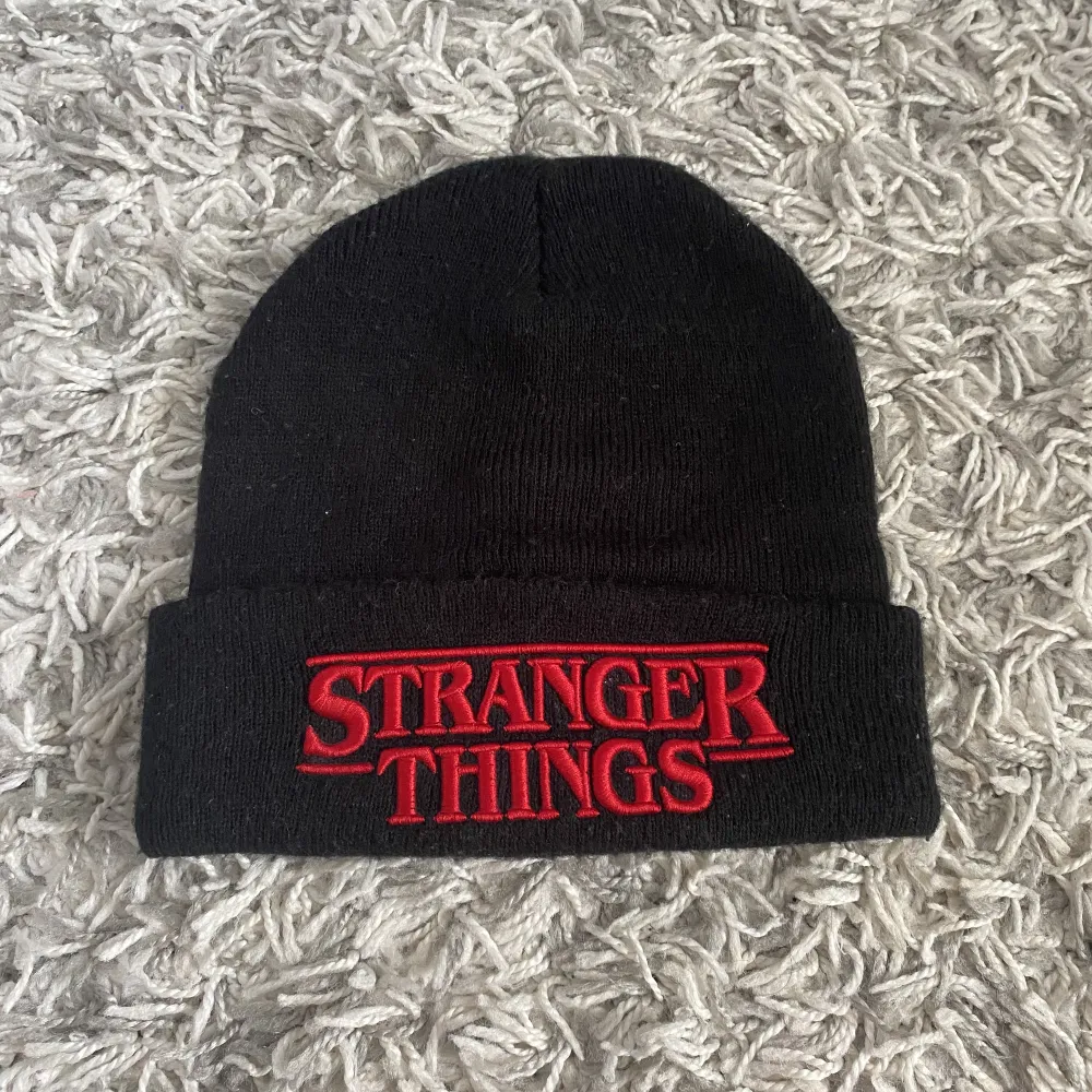 Jag säljer denna stranger things mössa, eftersom att jag inte längre använder den, den köptes på primark 2020 och är därför ganska nopprig, säljer därför endast för 30kr + frakt☺️hör av er vid frågor eller om ni vill se fler bilder på den☺️ LÄS BION!☺️. Övrigt.