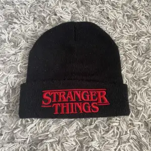 Jag säljer denna stranger things mössa, eftersom att jag inte längre använder den, den köptes på primark 2020 och är därför ganska nopprig, säljer därför endast för 30kr + frakt☺️hör av er vid frågor eller om ni vill se fler bilder på den☺️ LÄS BION!☺️