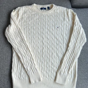 Gant kabelstickad tröja - Naturvit, stickad tröja. Endast lite använd. Bra skick. 