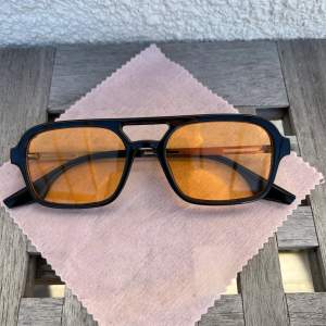 Oanvända solglasögon som är samma som One of one säljer. Fördral och reningsfilt tillkommer