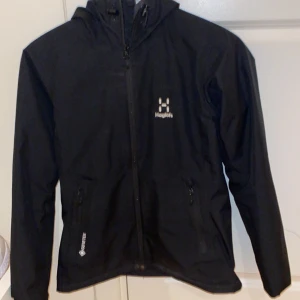 Haglöfs jacka och byxor  - Säljer mina haglöfs byxor och jacka pga använder ej längre, köpa i mars 2023 använt fåtal gånger byxorna stl S/M Jacka Xs/S. Dem är givetvis äkta. Dma vid intresse. 1500 för båda två