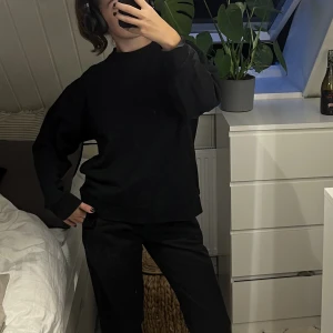 Svart Sweatshirt - Urtvättad så lite offblack:)