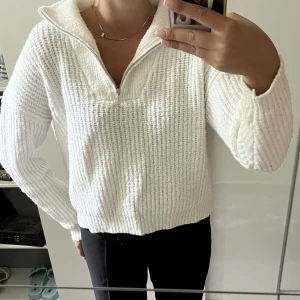 Stickad tröja - Skit snygg vit stickad tröja med dragkedja! Säljer då den inte kommit till användning. Perfekt till hösten och matchar bra till allt.