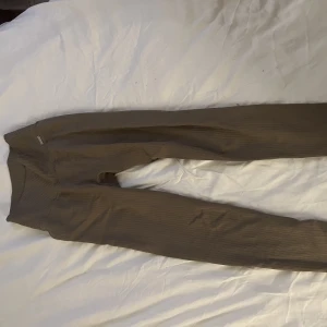 Aimn tights beige - S - Använd fåtal gånger. Inte tränat i dom. Säljes pga ingen användning. Exkl frakt. 