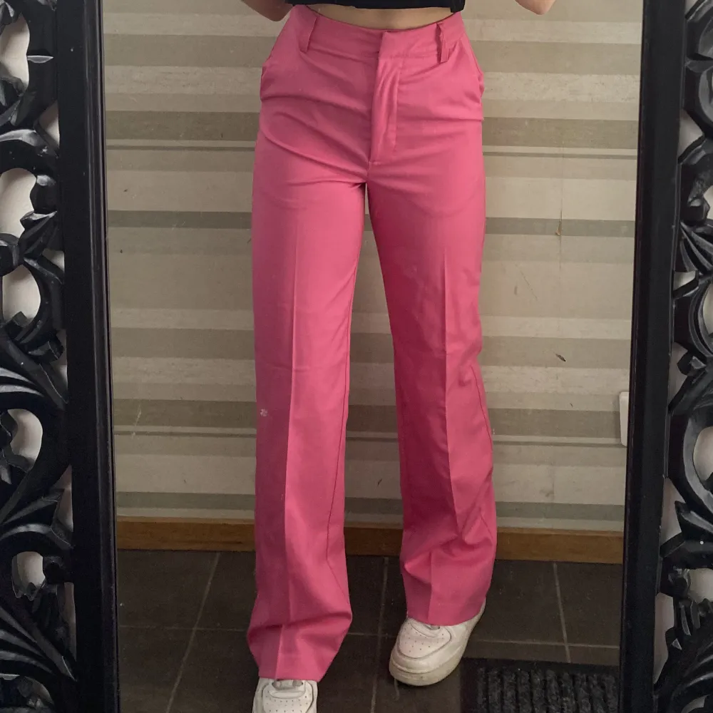 Rosa kostymbyxor från Bikbok i modellen Jackie. Passar perfekt längdmessigt men är för små i midjan på mig som är ca 165. Använda en gång 🥰. Jeans & Byxor.