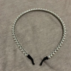 Hårband - Ett håband som tyvärr inte är till andvändning har bara andvänt det en gång vilket är synd o slänga när man har på sig den så är den ganska bekväm och man får inte ont i huvet eller i öronen av den 