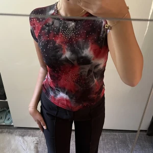 T-shirt  - Säljer nu denna skit coola vintage T-shirten! Jätteskön och stretchig och är jättesnygg att ha i höst! 💕