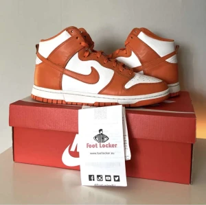 Nike Dunk High Syracause - 🟠Nike Dunk High Syracuse🟠 storlek 42. Köpta på Foot Locker, kvitto finns. Låda och extra skosnören ingår. Går för ca 3000kr på restocks. Liten skråma på höger skons toebox, annars väldigt fint skick. Priset kan diskuteras! 
