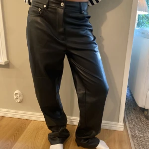 Skinnbyxor - Fake skinnbyxor från NAKD! Otroligt snygga och sköna, säljer för att jag har flera liknande🙌