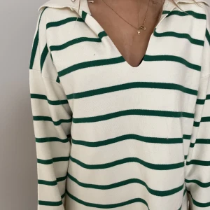 Stickad tröja  - Vit o grönrandig Zaratröja. Aldrig använd. 