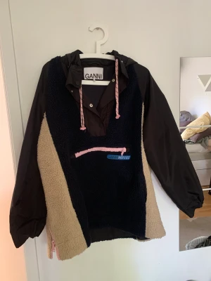 Vindjacka ganni - Säljer denna vindjacka med teddy päls från ganni. Storlek 36 men passar även 38 då den är stor i storlek. Tecken på användning finns men inga defekter. Köpt för 3800kr