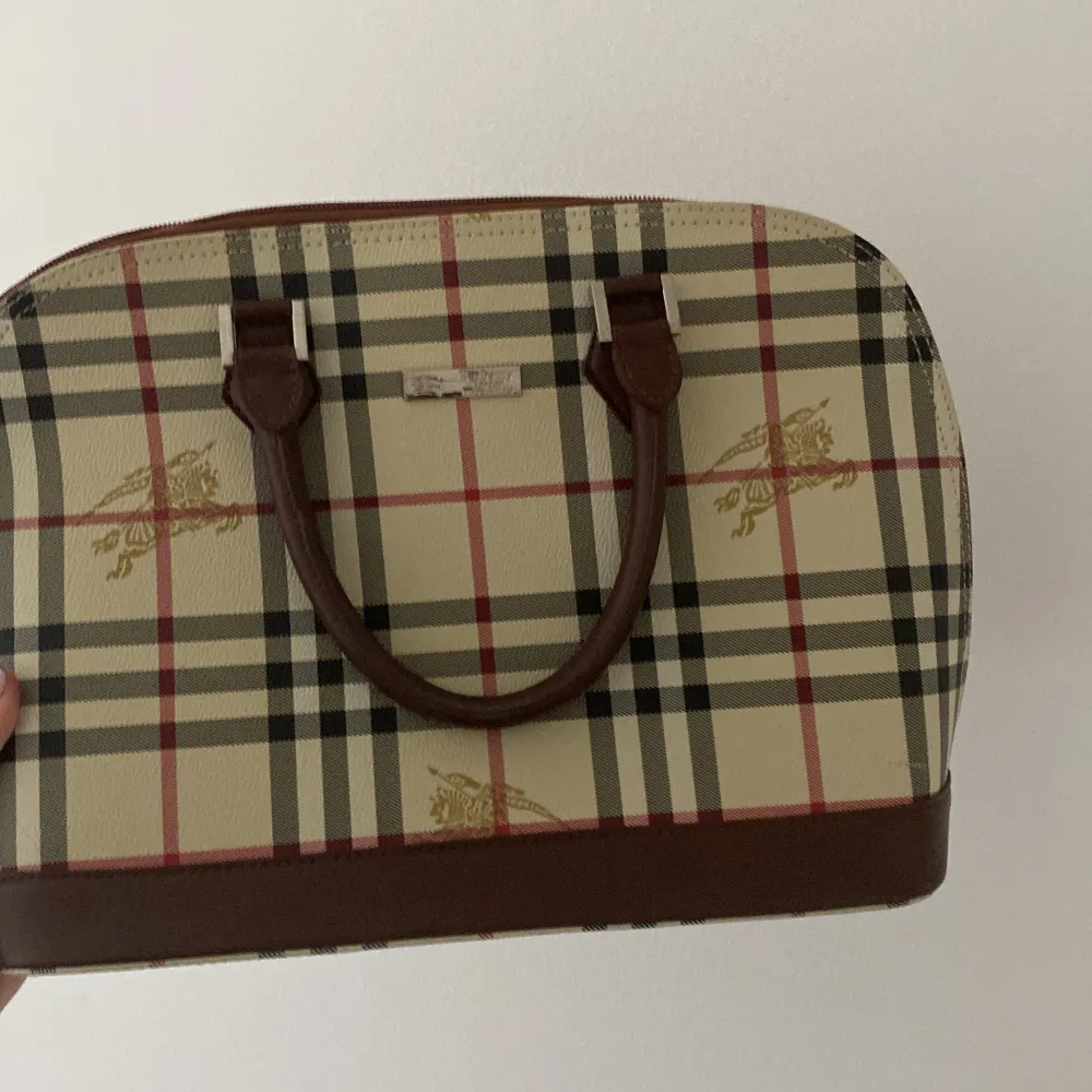 En fin burberry väska men som är mycket använd. Skriv för fler frågor💗💗. Väskor.