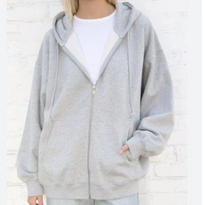 Brandy zip up - Grå Brandy zip up🤍superskön och sitter snyggt oversized! 