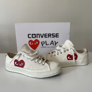 Comme des garçons Converse  - Helt nya och inga flaws. Storlek 42 men stora i storleken så passar 43. Box medföljer, kontakta för frågor.