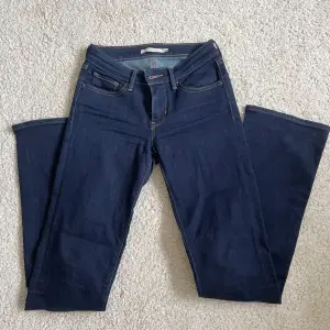 Helt oanvända lowwaist bootcut jeans från Levi’s. Passar bra runt midjan på mig som oftast har storlek 36, men jag säljer de då de är för korta. (Jag är ca 175 cm lång, och har långa ben). Priset går att diskutera.