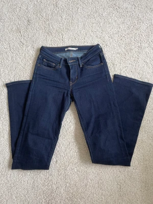Levi’s lowwaist bootcut jeans - Helt oanvända lowwaist bootcut jeans från Levi’s. Passar bra runt midjan på mig som oftast har storlek 36, men jag säljer de då de är för korta. (Jag är ca 175 cm lång, och har långa ben). Priset går att diskutera.