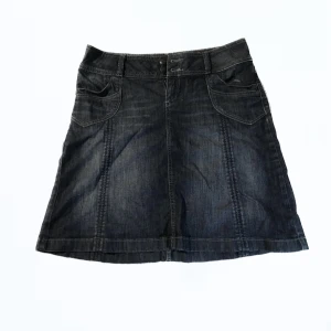 jeanskjol - Esprit jeanskjol strl 30. Köpt secondhand mem bra skick! Skriv för mer information 