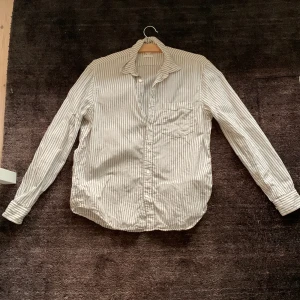 Randig linneskjorta, arket - Inköpt under förra året inför ett evenemang och använd max 2 gånger sen dess.  Skulle nog säga att storleken är något mindre än vad som står.  Nypris: 700kr