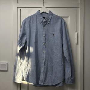 ljusblå skjorta från ralph lauren, super fint skick. 