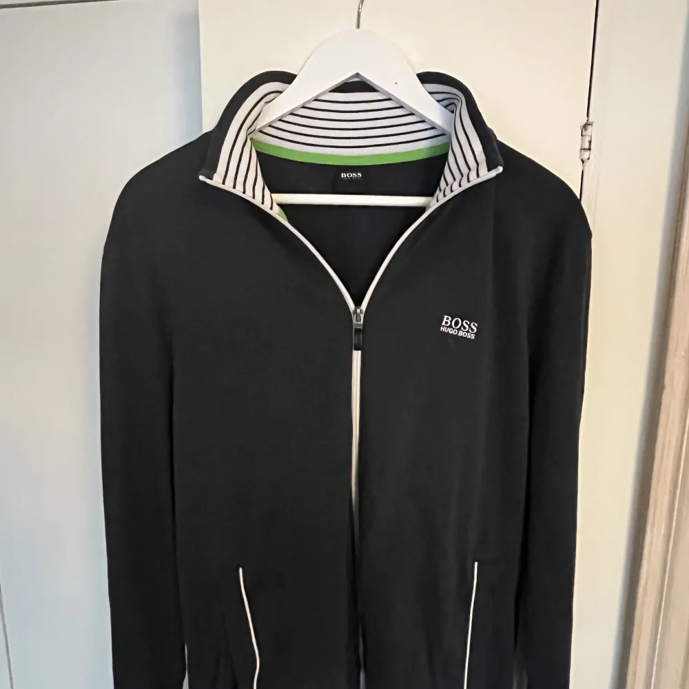 Hugo boss zip tröja i bra skick. Köpt på Nk för 2 år sedan för 1600kr.. Tröjor & Koftor.