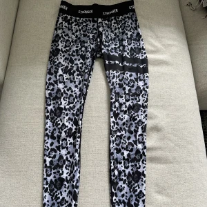 Träningstights - Träningstights från stronger. Jätte sköna och har inga defekter!