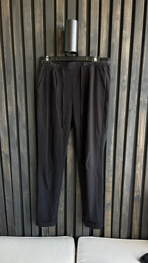 Kostymbyxor  - Kostymbyxor i storlek S. Långa i benen men kan vikas upp som på bilden.   Hämtas i Lund eller skickas om köparen står för frakten ☺️