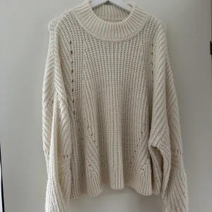 Stickad tröja från hm  - sitter fint oversized på mig som vanligtvis är en small! 