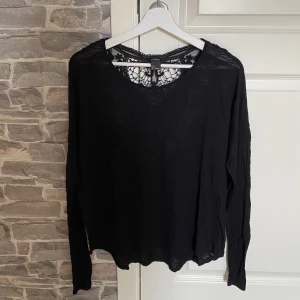 Svart spetsig blus  - Svart blus med spets. Figursydda ärmar, men flowig annars.  Köpt för 399kr, säljer för 49kr.