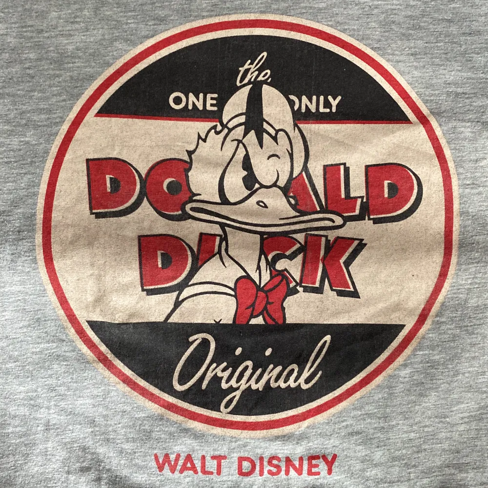 T-shirt med motiv av vintage disney cartoon Donald Duck.  Använd ett fåtal gånger, i perfekt skick.   Köpt för 399kr, säljer för 99kr.. T-shirts.