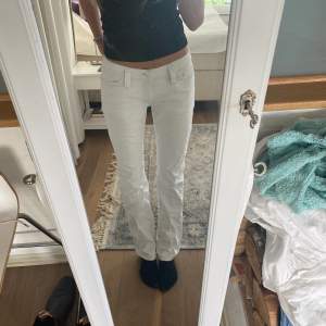 Säljer vita bootcut low waist jeans i super bra skick❤️ säljer pga att dom är lite för korta på mig❤️