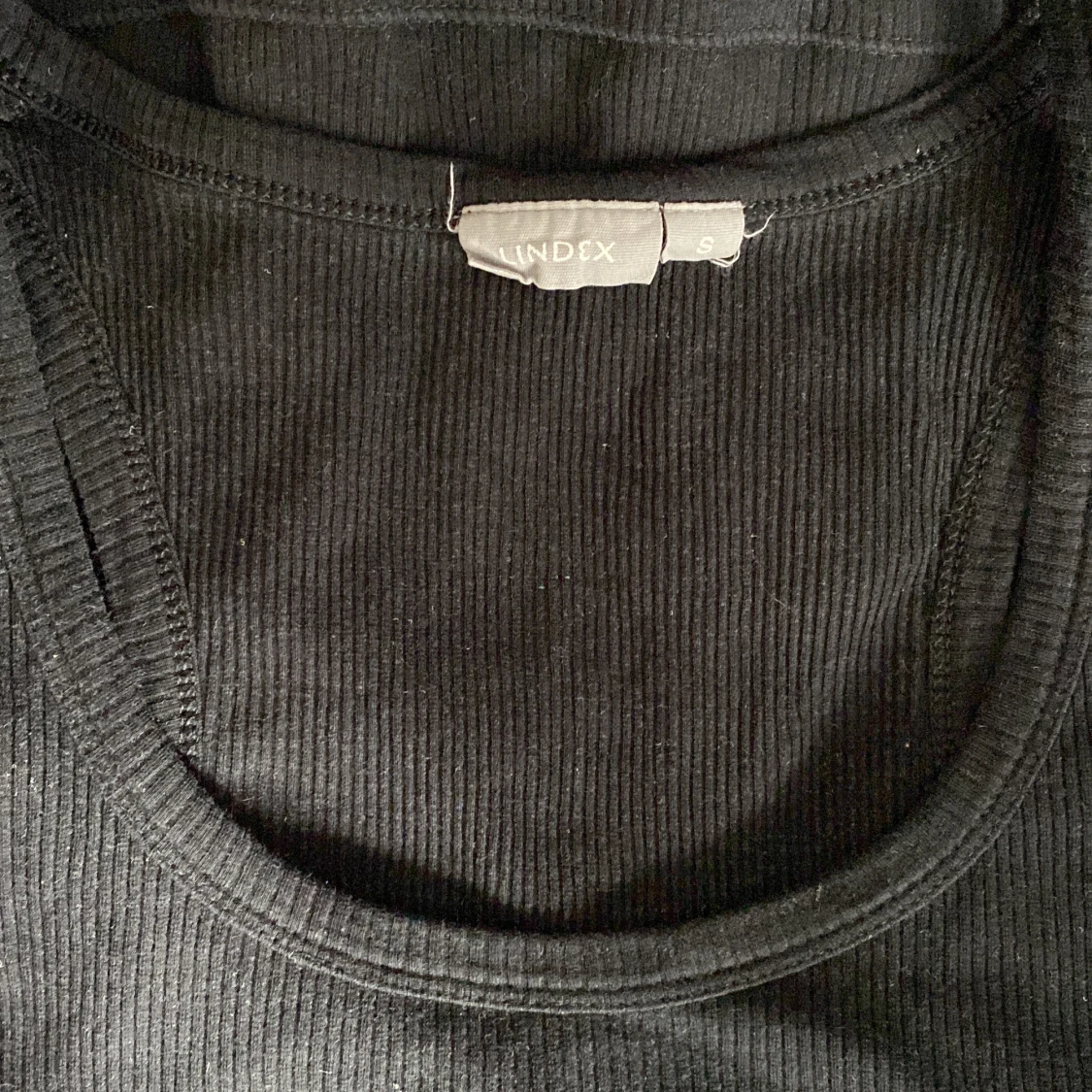 Svart ribbat linne  - 90