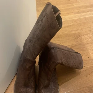 Cowboy boots - Sååå snygga cowbow boots i Storlek 39. Säljer då de är tyvärr för små för mig. Men väldigt bra skick! Skicka gärna fler bilder och pris kan diskuteras!