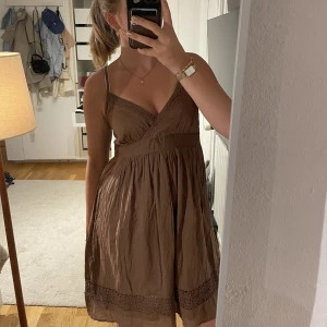 Fin klänning - Fin brun klänning med detaljer som gör klänningen lite speciell