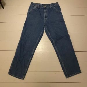 Carhartt jeans 33x32 - Säljer ett par carhartts. I princip nyskick, alltså inga flaws eller tecken på användning. 