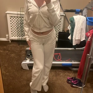Vitt juicy set - Ett nästan helt nytt juicy set endast använd Max 5 gånger, inga skador eller något sådant, skriv i dm om du är intresserad❤️