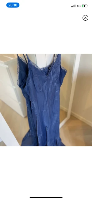 Elegant klänning Zara - Super fin lång klänning med slits från Zara. Endast använd 1-2 gånger, superfin i skick! Nypris 800kr