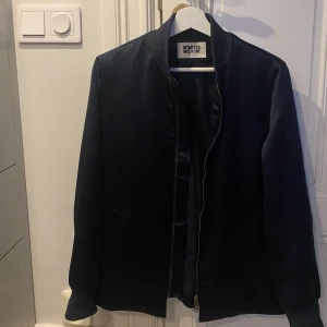 Höstjacka - Stilren tunn bomberjacka från weekday, helt perfekt till hösten 