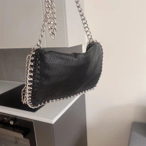 Svart Tiamo väska  - Svart Tiamo väska i M Nypris 550kr  