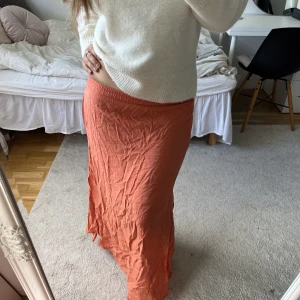 Långkjol  - Långkjol från hm med slits på sidorna. Använd 1 gång så i mycket bra skick