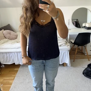 Linne med spets - Supergulligt linne från zara. Bra skick.