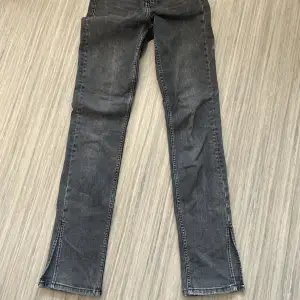 Ett par snygga jeans ifrån Zara som knappt är använda. Har en slits i slutet på benen. Jättesköna och passar till allt!