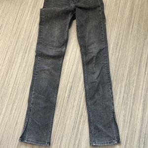 Zara jeans - Ett par snygga jeans ifrån Zara som knappt är använda. Har en slits i slutet på benen. Jättesköna och passar till allt!