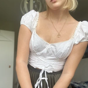 Snygg Topp - Snygg topp med snörning från NA-kd x Misslisibell. Aldrig använd och därmed i nyskick 