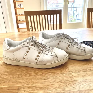 Valentino Garavani sneaker - Säljer mina valentinos då jag har köpt ett par nya skor.  Skick: 7,5/10 Storlek 43 EU Nypris 7000kr Köpta på Vestaire collective för 5000kr, med äkthets verifikation  