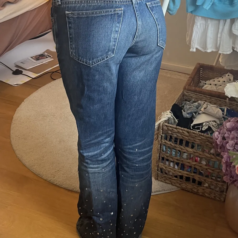 low waist jeans med kristaller längst ner från weekday🤍 älskar passformen o modellen men de är tyvärr för stora o lite för långa för mig som är 160 cm o har ett midjemått på 75cm.. Jeans & Byxor.