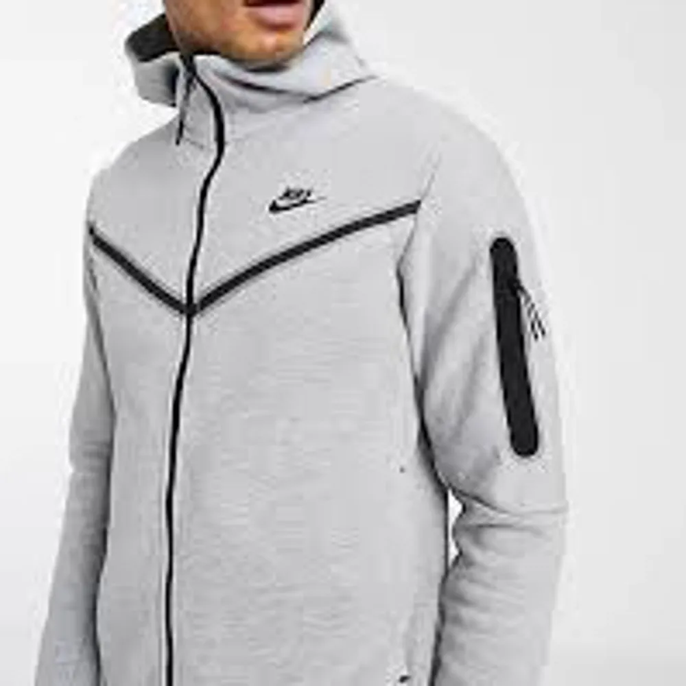  En grå Nike tech i storlek L användt ganska många gånger lite slitet längst ner vid armarna men syns typ inte kan skicka bild . Hoodies.