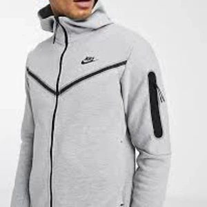 Nike tech -  En grå Nike tech i storlek L användt ganska många gånger lite slitet längst ner vid armarna men syns typ inte kan skicka bild 